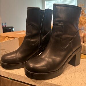 Size 10. Black Zipper on sides. Rarely worn. Originally from Urban Outfitters.